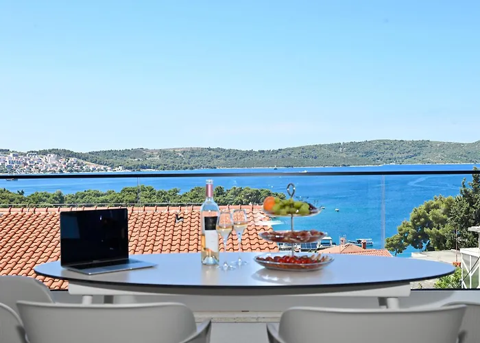 Blue Sea & Red Sunset 特罗吉尔